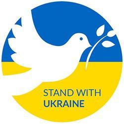 Weiße Taube mit Ölzweig im Schnabel. Der Hintergrund ist gelb/blau. Text in Großbuchstaben: STAND WITH UKRAINE