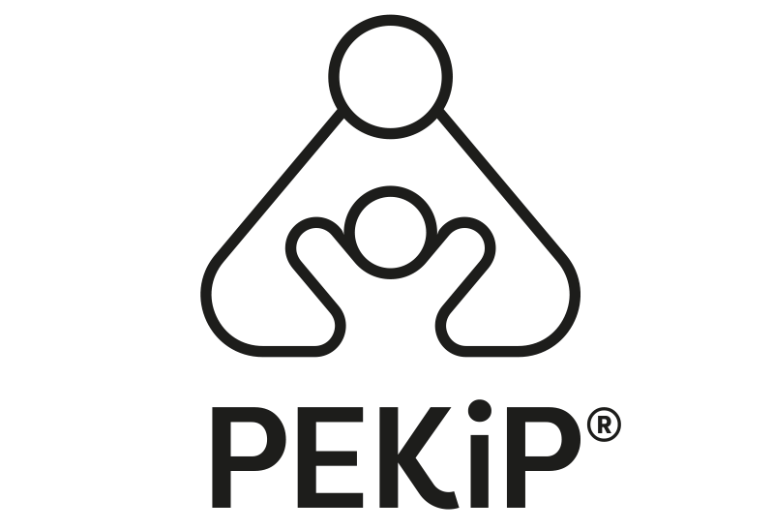 Man sieht eine Strichzeichnung einer Person, die vor sich ein kleines Kind hat. Darunter der Schriftzug Pekip